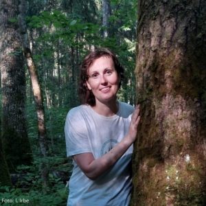Dr. biol. Anna MežakaEsmu projekta koordinatore un piedalos projekta aktivitāšu vadīšanā un to īstenošanā. Mana zinātniskā interese ir saistīta ar sūnu un ķērpju ekoloģijas un aizsardzības aspektiem meža ekosistēmās.E-pasts: anna.mezaka@du.lv